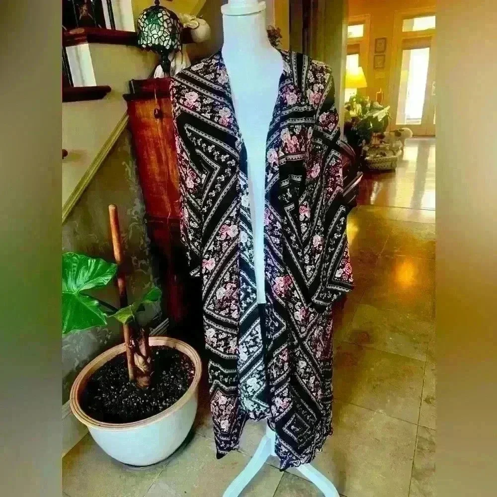 Torrid ladies maxi wrap size 1/2. Excellent condition. Floral black pattern maxi